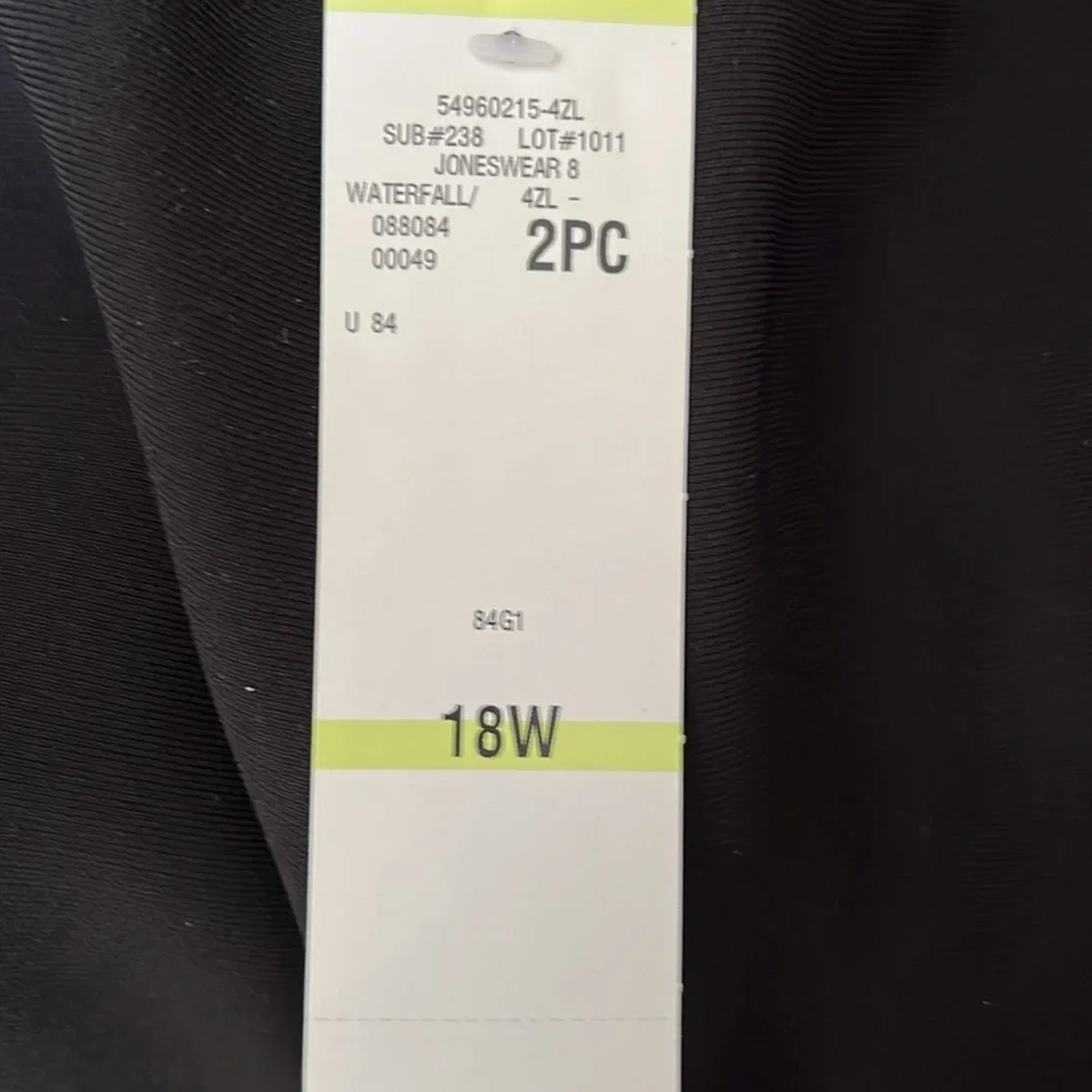 Jones Wear Green and Black Skirt Suit    18W.  NWT